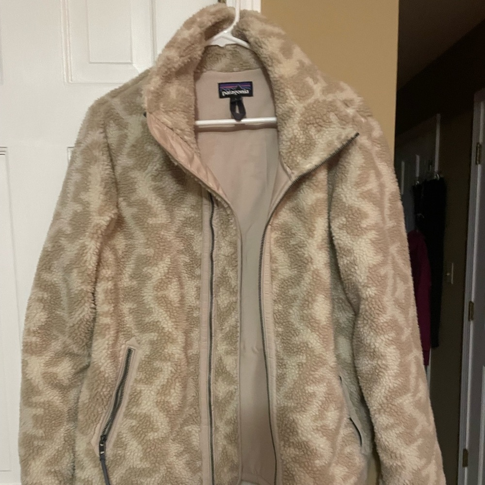 Women’s large Patagonia Divided Sky Jacket